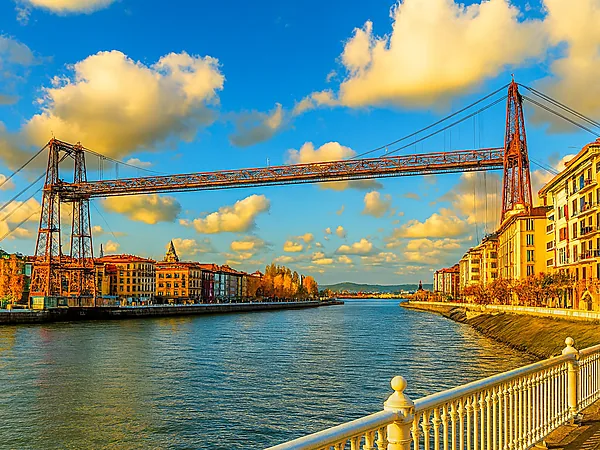 Humedades en Getxo - "Puente Colgante y paseo marítimo en Getxo, cielo vibrante tras la lluvia"